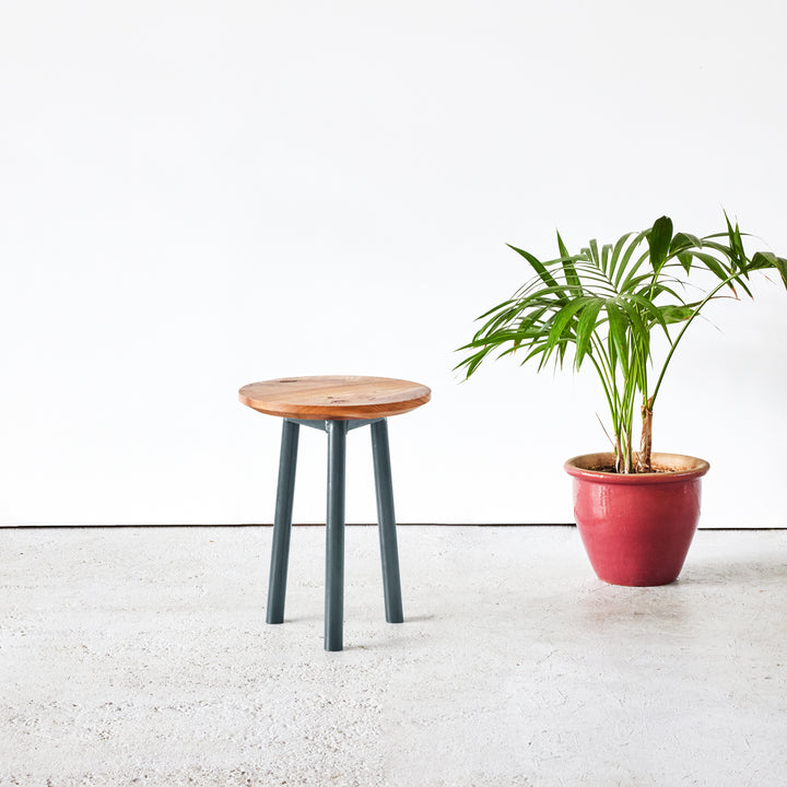 Muse stool - Goldfinger - Sustainable furniture - Powder-coated steel legs